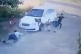 ÖNCE OTOMOBİLLE ÇARPTILAR, SONRA SOPALARLA SALDIRDILAR ŞANLIURFA'DA MASKELİ ŞAHISLARIN SOPALI SALDIRISI KAMERAYA YANSIDI