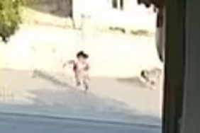 KÖPEKTEN KAÇAN KÜÇÜK KIZ ARACIN ALTINDA KALMAKTAN SON ANDA KURTULDU