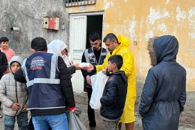 BÜYÜKŞEHİR’DEN SELDEN ETKİLENEN VATANDAŞLARA YEMEK DAĞITIMI (1)