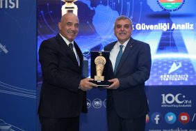 ULAŞIMDA BELEDİYECİLİK ÖDÜLÜNÜ BAŞKAN BEYAZGÜL ALDI (1)