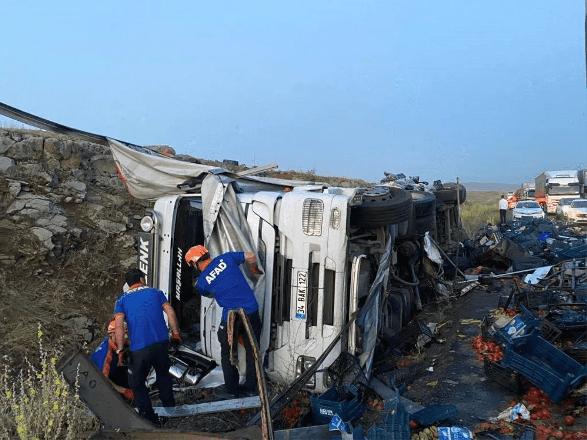 otoyolda-duran-kamyona-arkadan-gelen-tir-carp-16020240_amp