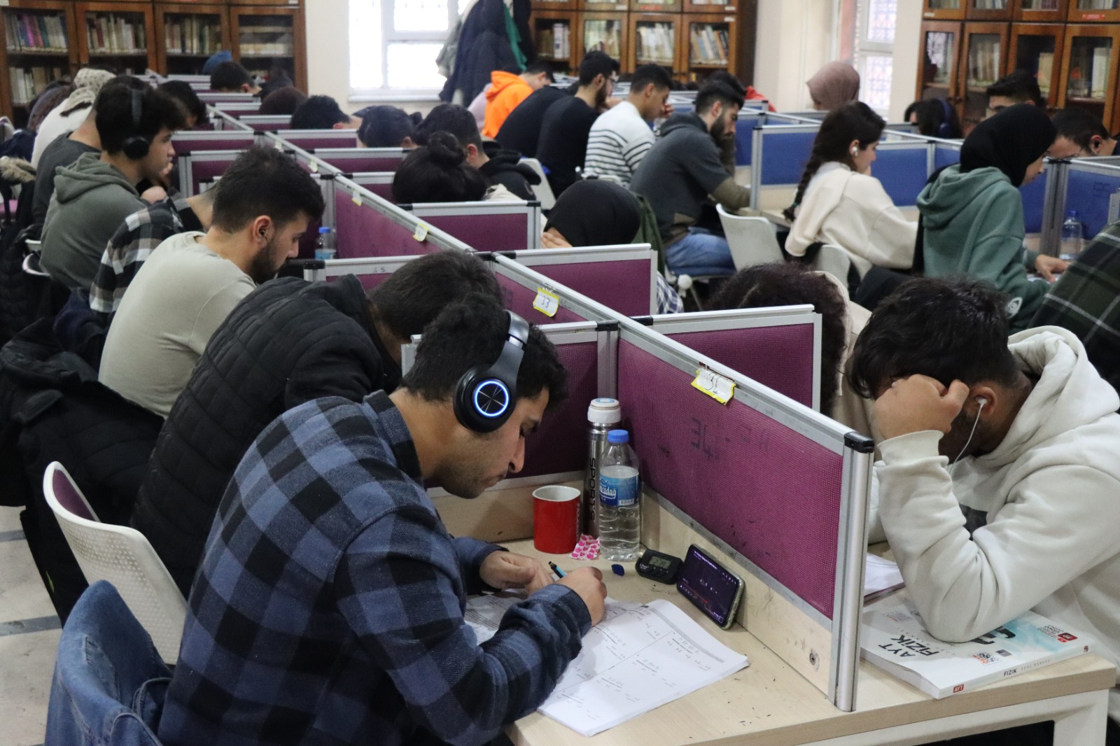 ÖĞRENCİLER, SINAVLARA BÜYÜKŞEHİR KÜTÜPHANELERİNDE HAZIRLANIYOR (4)
