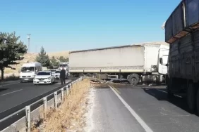 650x344-sanliurfada-tir-devrildi-1729757989870 (1)
