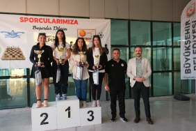 CUMHURİYET BAYRAMINA ÖZEL OLARAK DÜZENLENEN TENİS TURNUVASINDA ÖDÜLLER SAHİPLERİNİ BULDU (6)