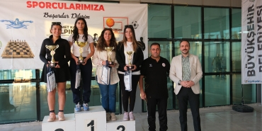 CUMHURİYET BAYRAMINA ÖZEL OLARAK DÜZENLENEN TENİS TURNUVASINDA ÖDÜLLER SAHİPLERİNİ BULDU (6)