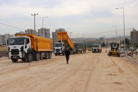 MEHMETÇİK MAHALLESİNDE YENİ AÇILAN YOLDA ASFALT HAZIRLIĞI YAPILIYOR (1)
