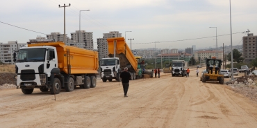 MEHMETÇİK MAHALLESİNDE YENİ AÇILAN YOLDA ASFALT HAZIRLIĞI YAPILIYOR (1)