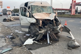 sanliurfada-servis-minibusu-ile-tir-carpisti-12-yarali-videolu-haber