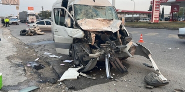 sanliurfada-servis-minibusu-ile-tir-carpisti-12-yarali-videolu-haber