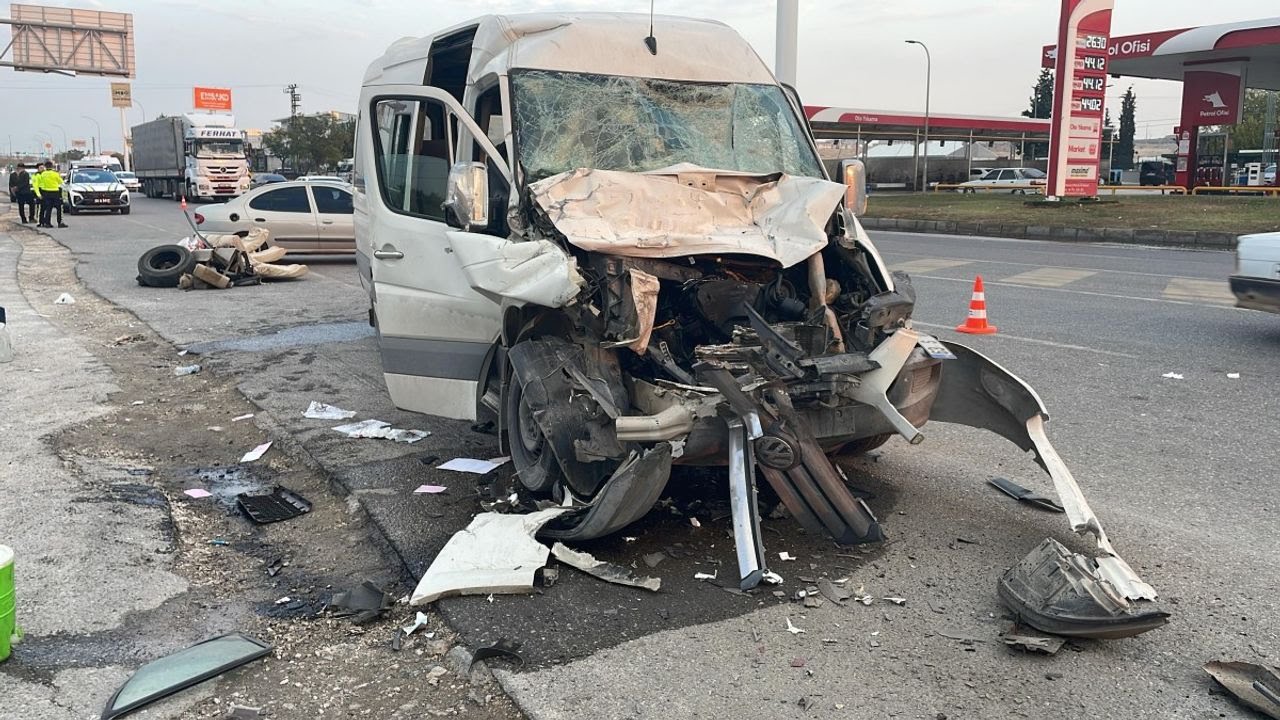 sanliurfada-servis-minibusu-ile-tir-carpisti-12-yarali-videolu-haber