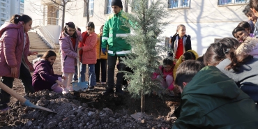 KKöprüBld- Karaköprü'de okul bahçeleri ağaçlandırılıyor (1)