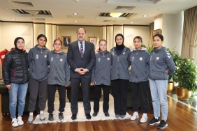 BAŞKAN GÜLPINAR, SALDIRIYA UĞRAYAN KADIN HENTBOLCULARA SAHİP ÇIKTI (3)