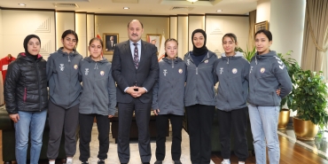 BAŞKAN GÜLPINAR, SALDIRIYA UĞRAYAN KADIN HENTBOLCULARA SAHİP ÇIKTI (3)